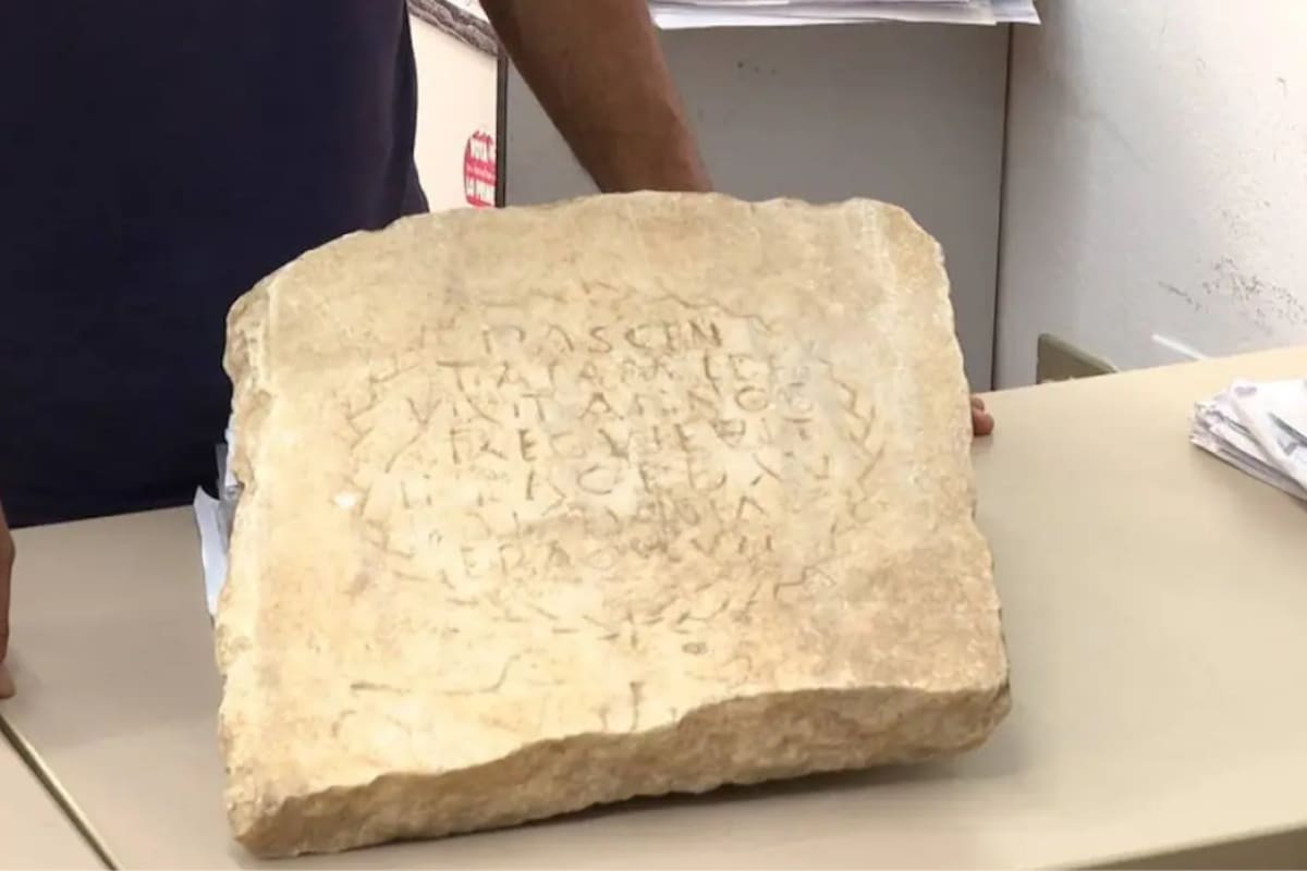 Descubren en Mérida, España, una lápida intacta de una niña fallecida hace más de 1,500 años que conservó su nombre y la fecha exacta de su muerte