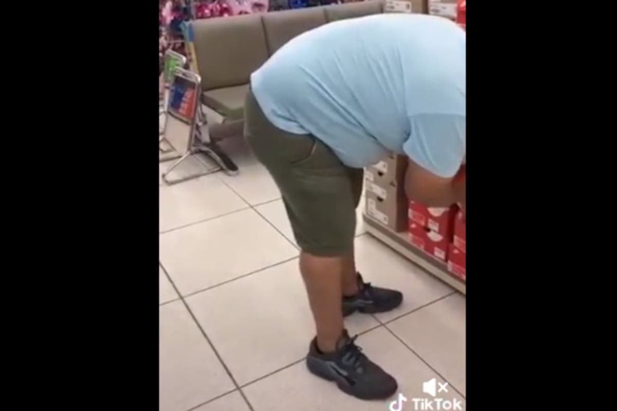 Cambió sus tenis usados por unos nuevos en tienda departamental