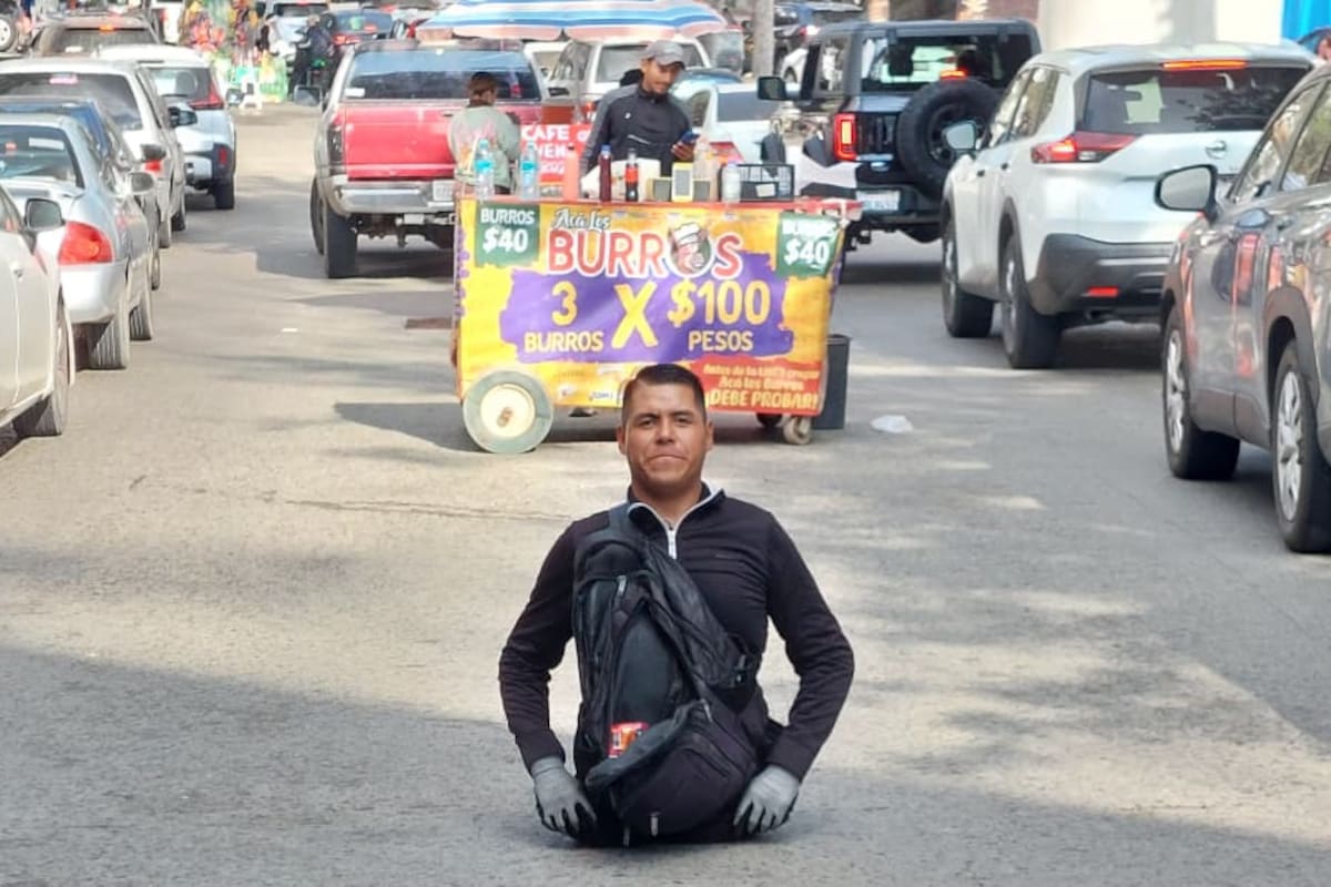 A Víctor, quien no tiene piernas, le robaron su patín que usa para trasladarse