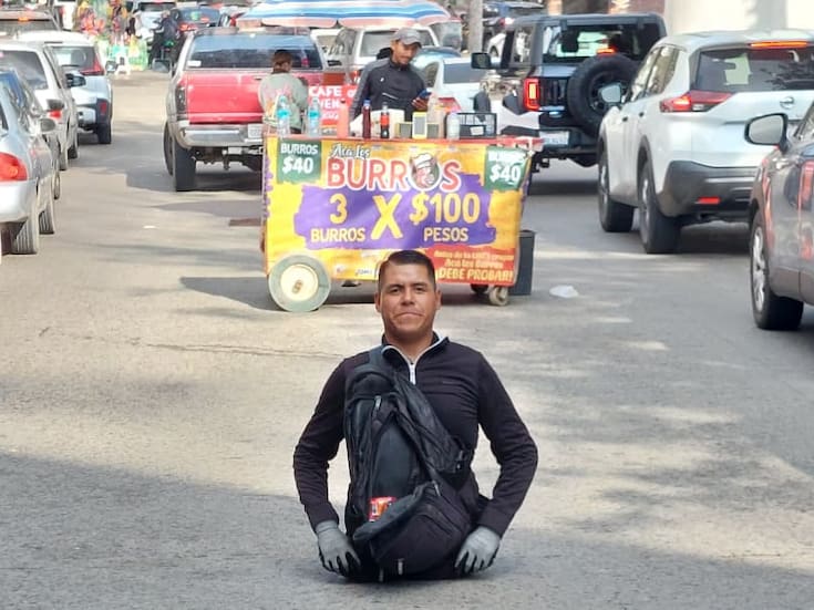 A Víctor, quien no tiene piernas, le robaron su patín que usa para trasladarse