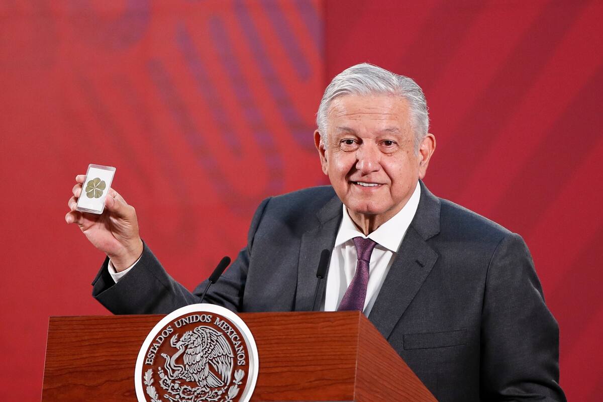AMLO muestra trébol de seis hojas para protegerse del coronavirus