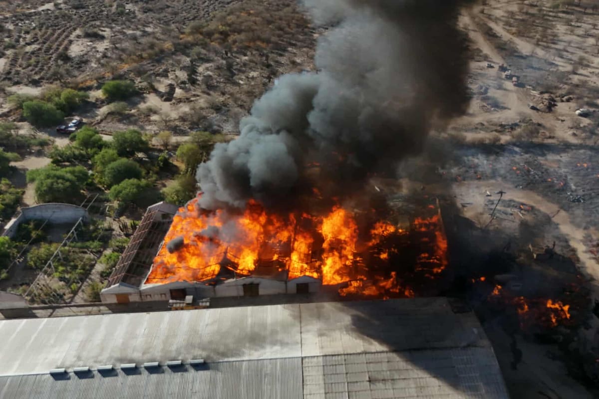 Explosión e incendio en bodegas de Hermosillo moviliza a bomberos
