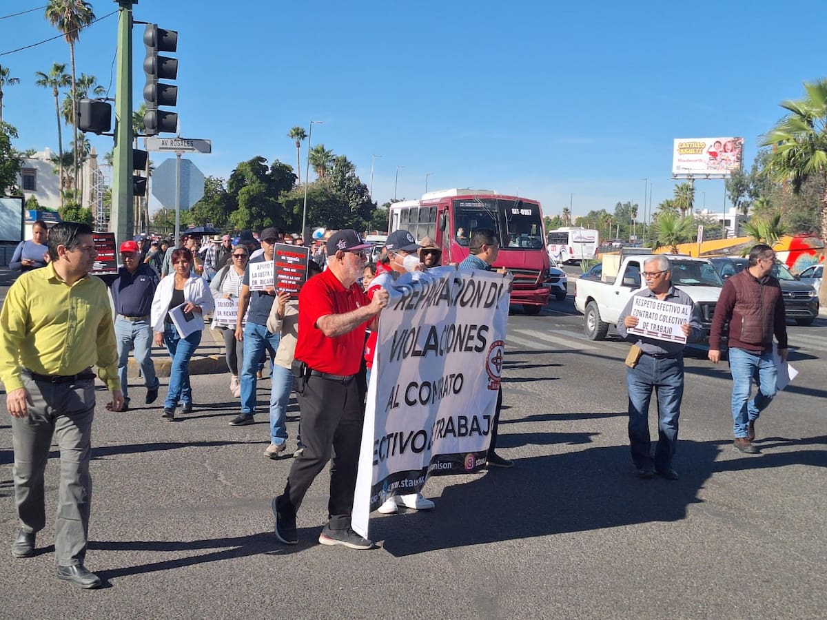 Staus y familiares del profesor Ricardo Ortega Arenas bloquearon el bulevar Luis Encinas para exigir a la Universidad de Sonora una solución formal a la huelga de hambre que el docente mantiene desde hace cuatro días.