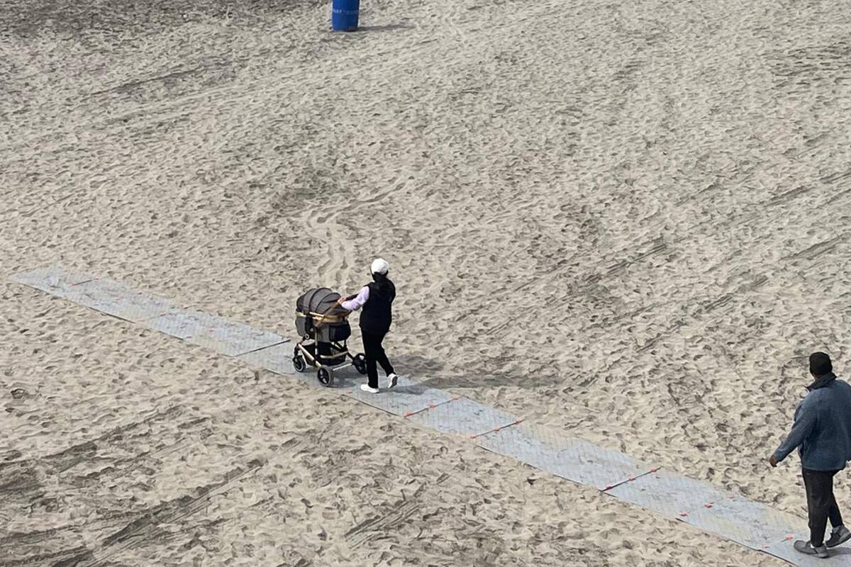 Ponen andador metálico móvil afuera de hotel en Rosarito