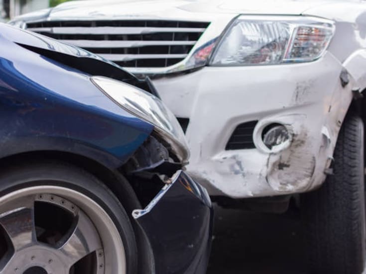 Golpea a joven que se pasó el semáforo en rojo y lo chocó; termina detenido