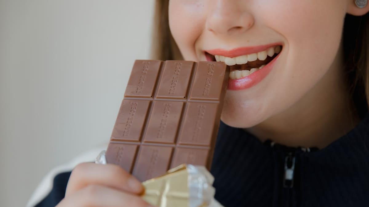 Comer chocolate antes de dormir podría estar relacionado con alteraciones del sueño, ya que contiene estimulantes como cafeína y teobromina que pueden dificultar conciliar un descanso profundo