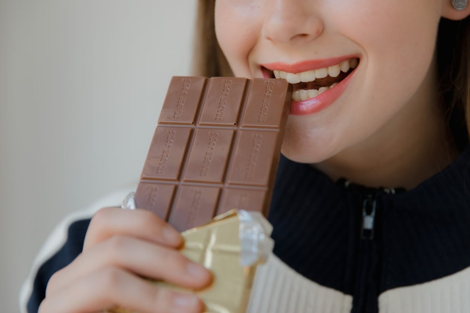 El chocolate contiene compuestos estimulantes que pueden influir en el sueño. Foto: Pexels