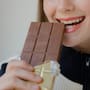 Comer chocolate antes de dormir podría estar relacionado con alteraciones del sueño, ya que contiene estimulantes como cafeína y teobromina que pueden dificultar conciliar un descanso profundo