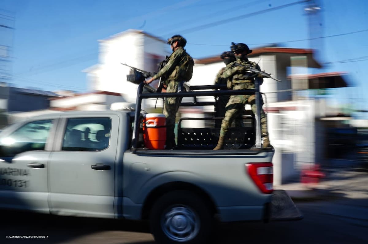 Autoridades federales mantienen un operativo en un domicilio del fraccionamiento Hacienda del Bosque, donde fueron aseguradas una cuatrimoto y una camioneta Ford Ranger. Foto: Border Zoom.