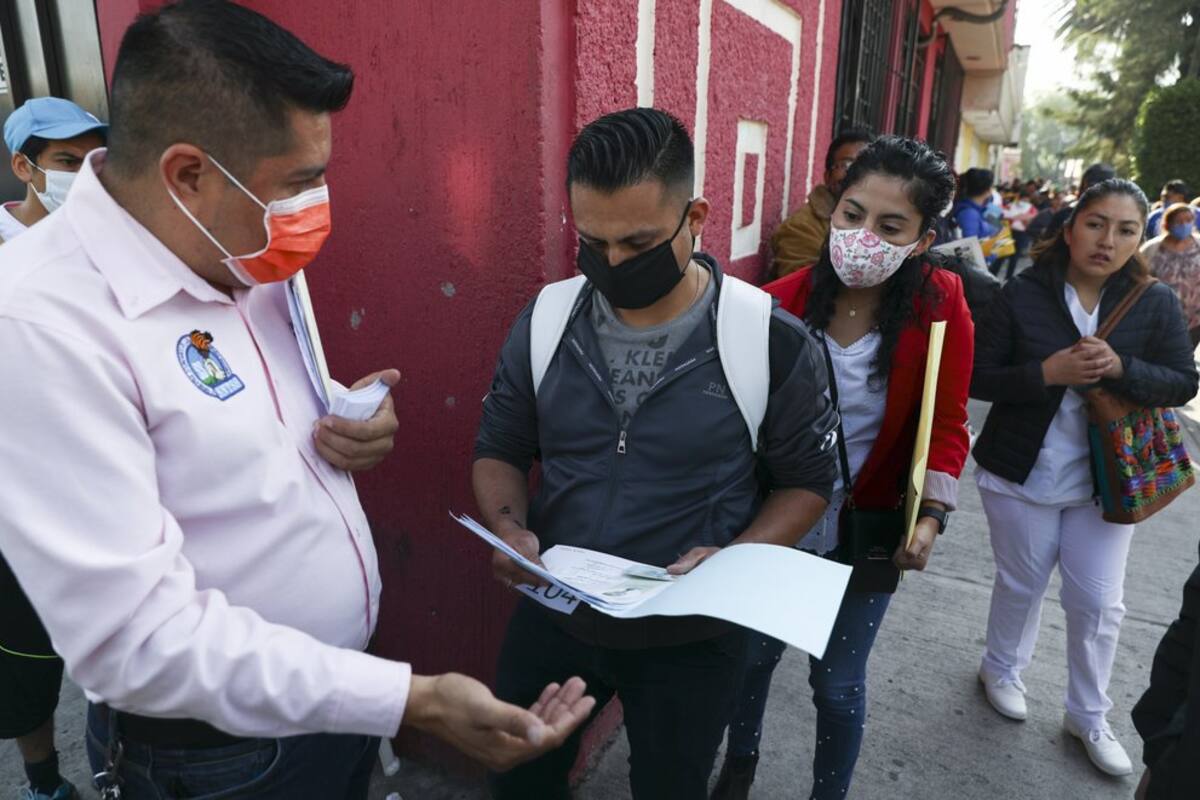 AMLO pide a médicos incorporarse al sector público