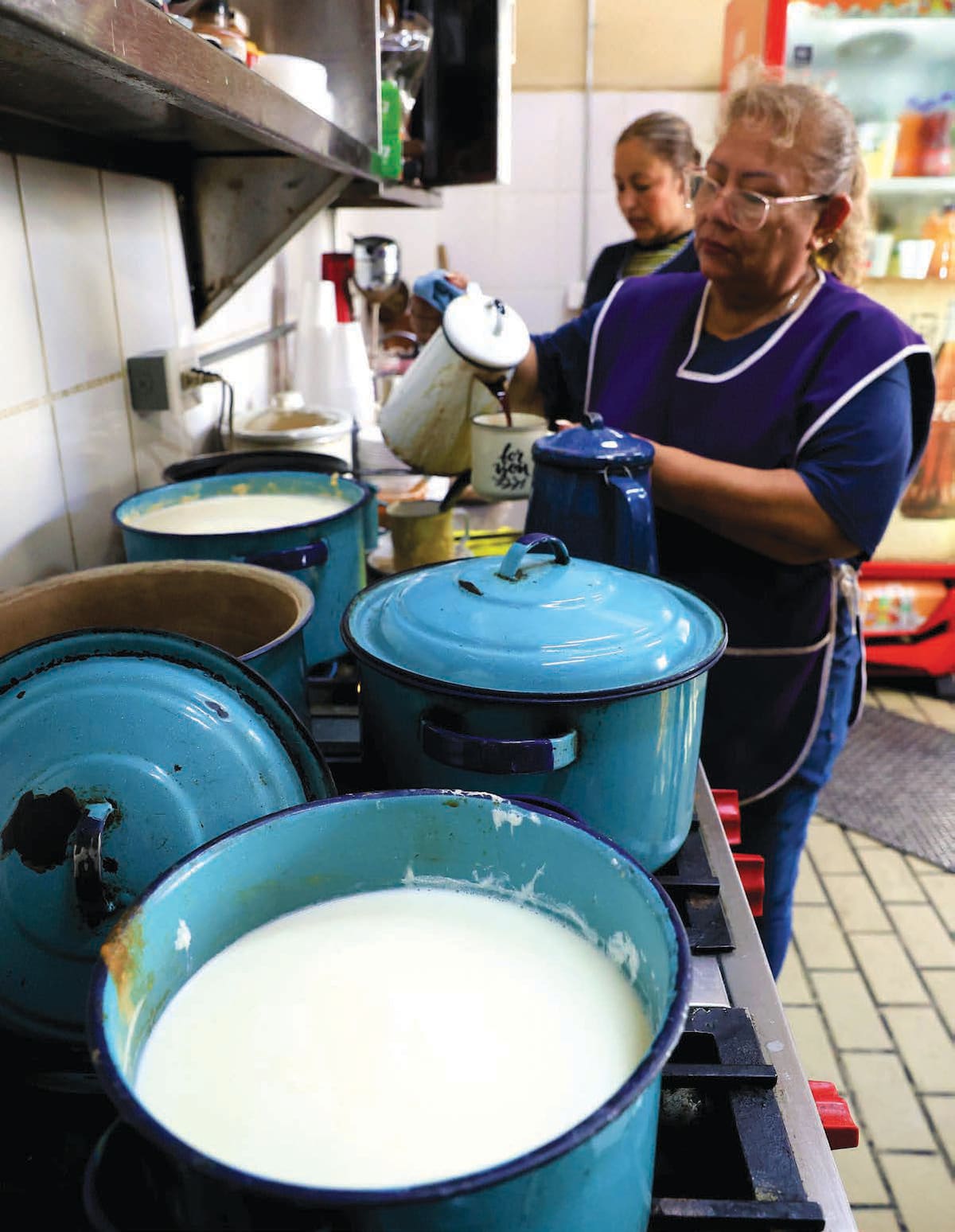 Café recién colado con leche, la especialidad, FOTO: JULIÁN ORTEGA