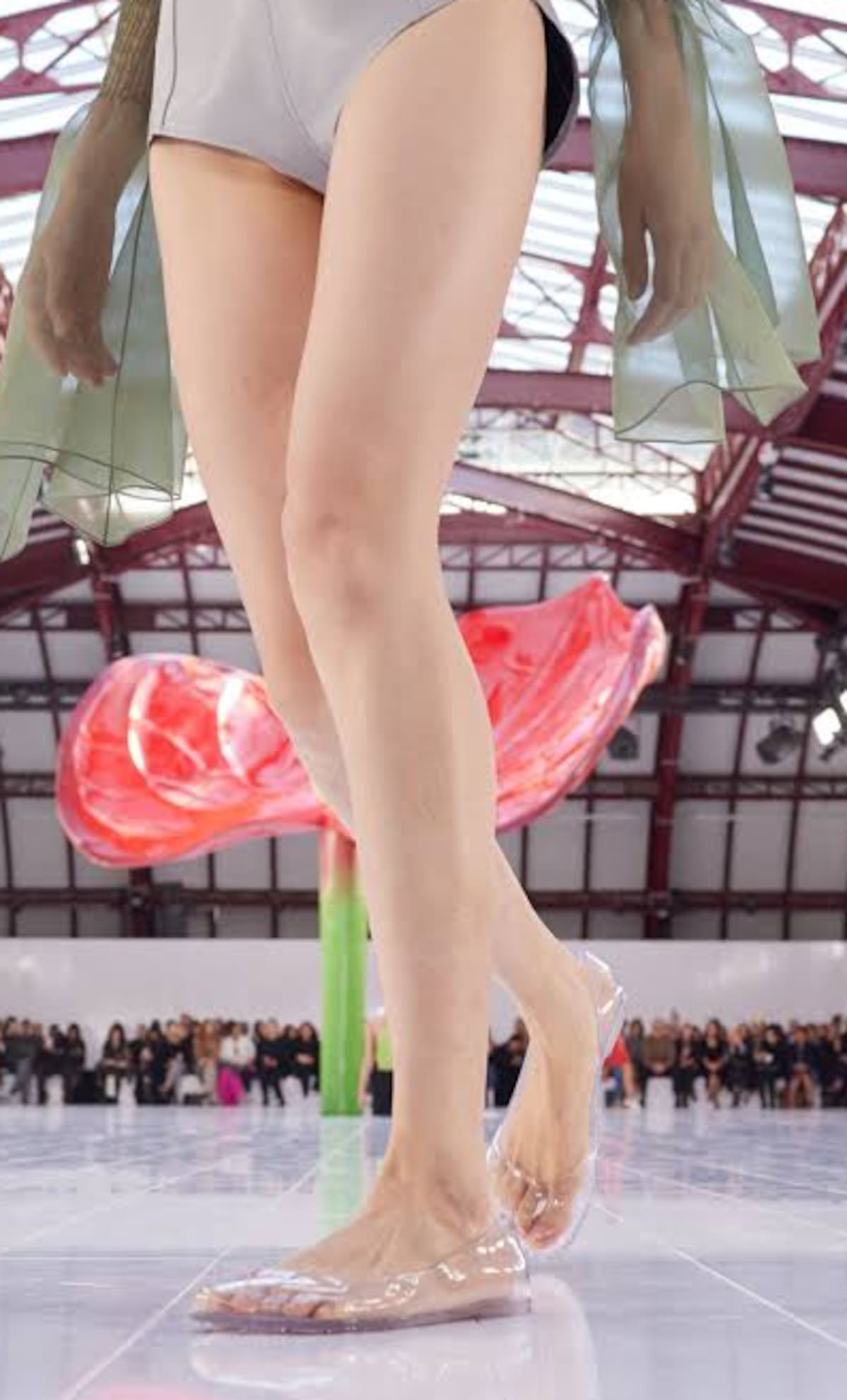 Zapatos transparentes presentados en la pasarela de Loewe Primavera / Verano 2023 Foto: Getty Images