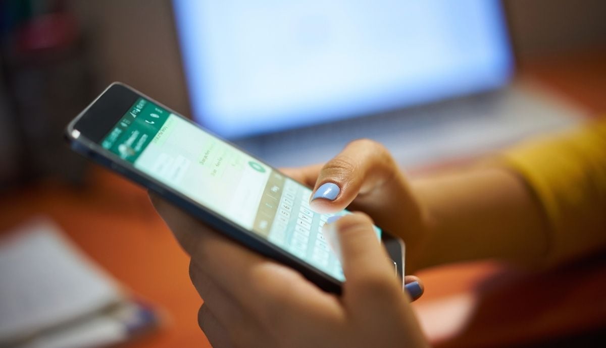 El uso constante de mensajería instantánea en el celular acumula archivos multimedia que pueden saturar la memoria interna del teléfono. | Canva