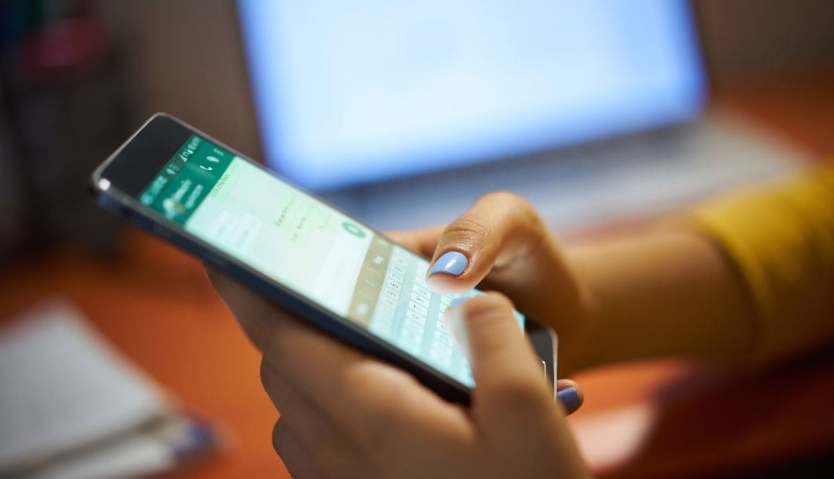 El uso constante de mensajería instantánea en el celular acumula archivos multimedia que pueden saturar la memoria interna del teléfono. | Canva