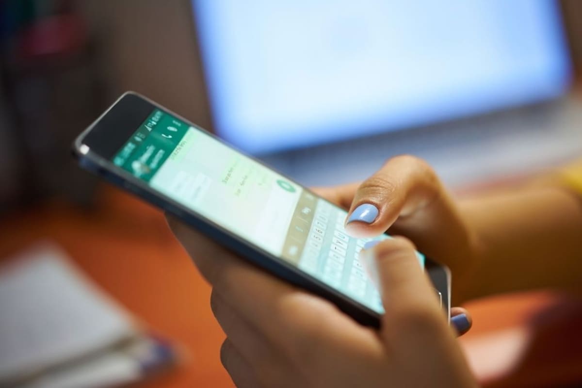 WhatsApp permite borrar archivos de más de 5 MB y datos temporales desde su administrador de almacenamiento para recuperar espacio y acelerar tu teléfono