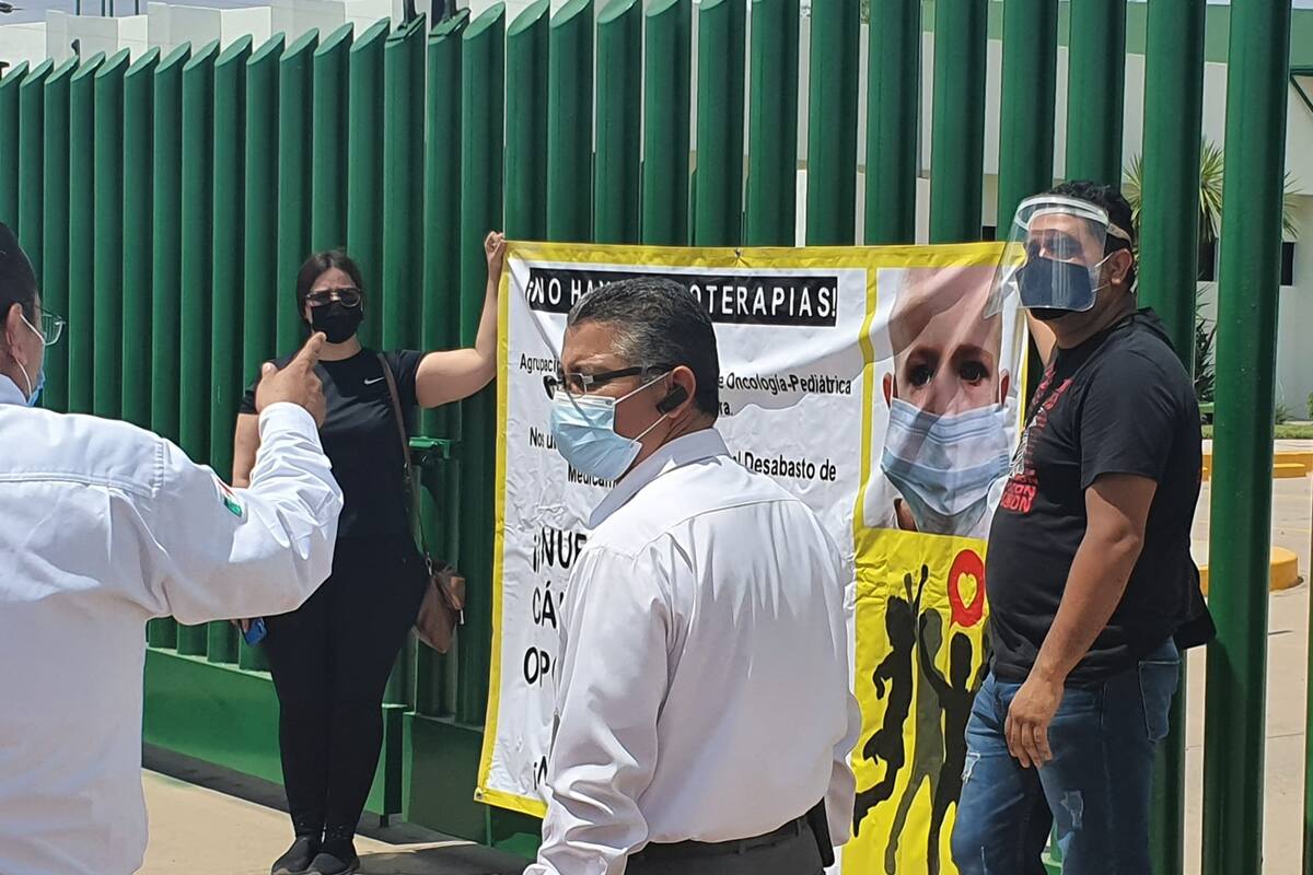 Por sus hijos con cáncer exigen respuesta a autoridades del IMSS con manta