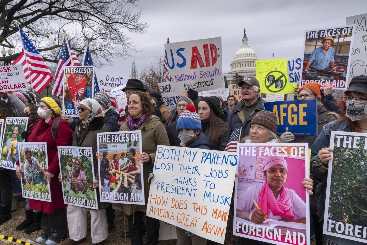 Manifestantes y legisladores se movilizan contra el presidente Donald Trump y su aliado Elon Musk mientras interrumpen el gobierno federal, incluyendo el desmantelamiento de la Agencia de Estados Unidos para el Desarrollo Internacional (USAID), que administra la ayuda exterior aprobada por el Congreso, en el Capitolio en Washington, el miércoles 5 de febrero de 2025. | Crédito: AP/J. Scott Applewhite