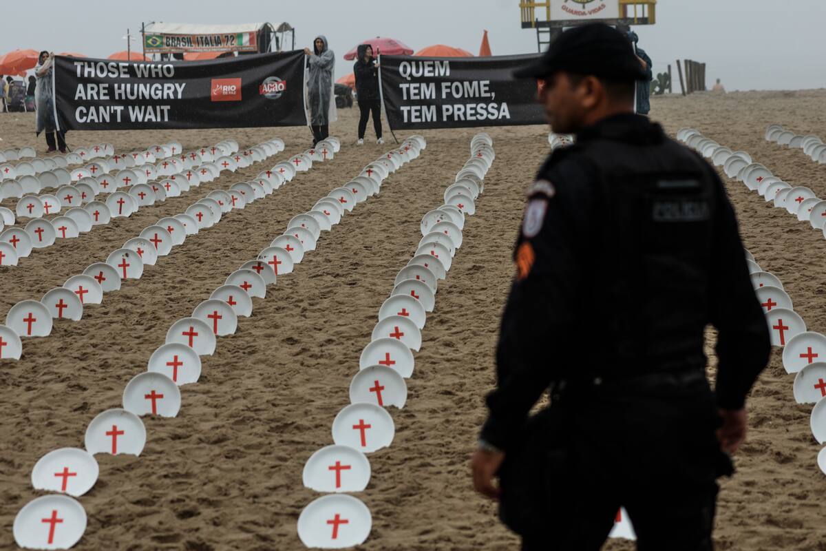Antes de la Cumbre del G20, se instó a los líderes mundiales a combatir el hambre con una manifestación de platos vacíos que representan a los 733 millones de personas que padecen hambre, según datos de la ONU. EFE/ Antonio Lacerda.