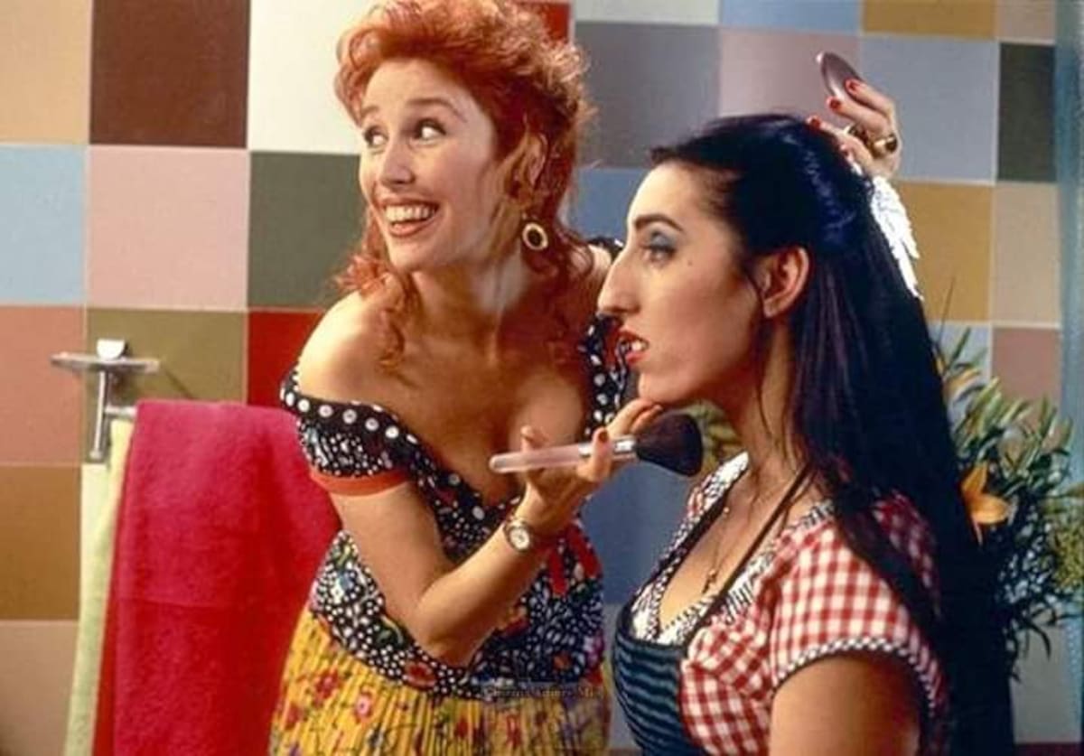 Véronica Forqué y Rossy De Palma  en “Kika” (1993) / Cuenta de X: @kawasaki1972