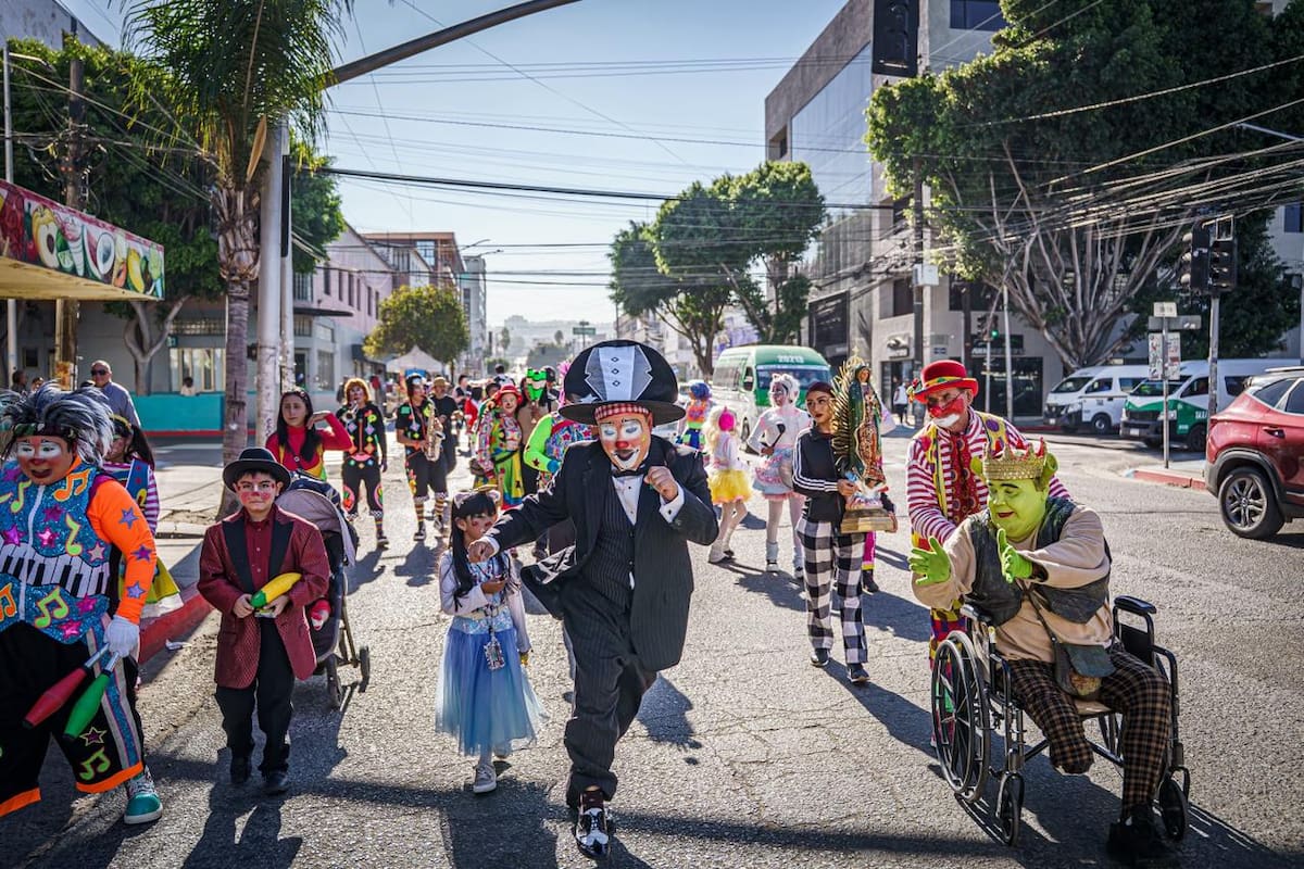 Festejan Día del Payaso con desfile