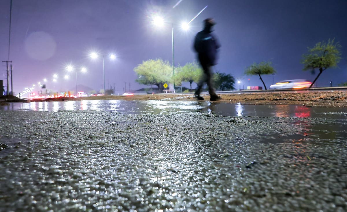 Un hombre caminando sobre la acera encharcada por lluvia. Foto: Archivo GH