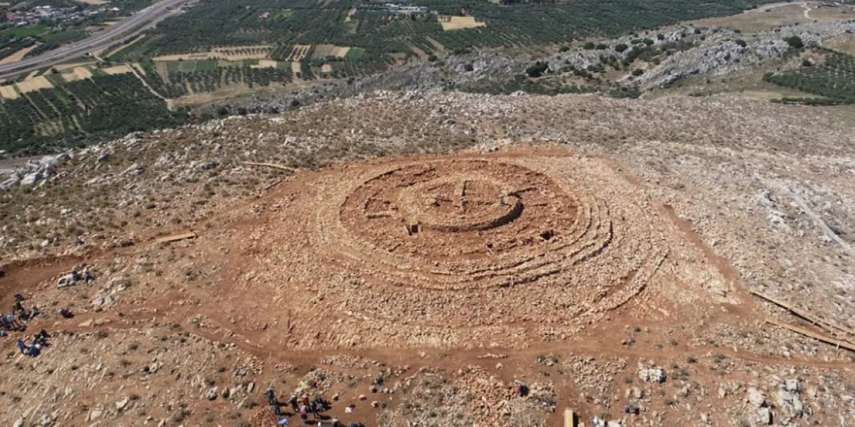 Vista aérea de la estructura circular minoica descubierta en Creta, datada en más de 4 mil años, considerada de gran valor arqueológico