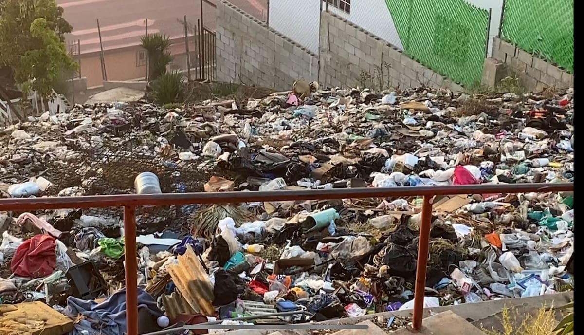 En el basurero se pueden ver muebles, colchones, mesas, escombro de madera y de bloques.