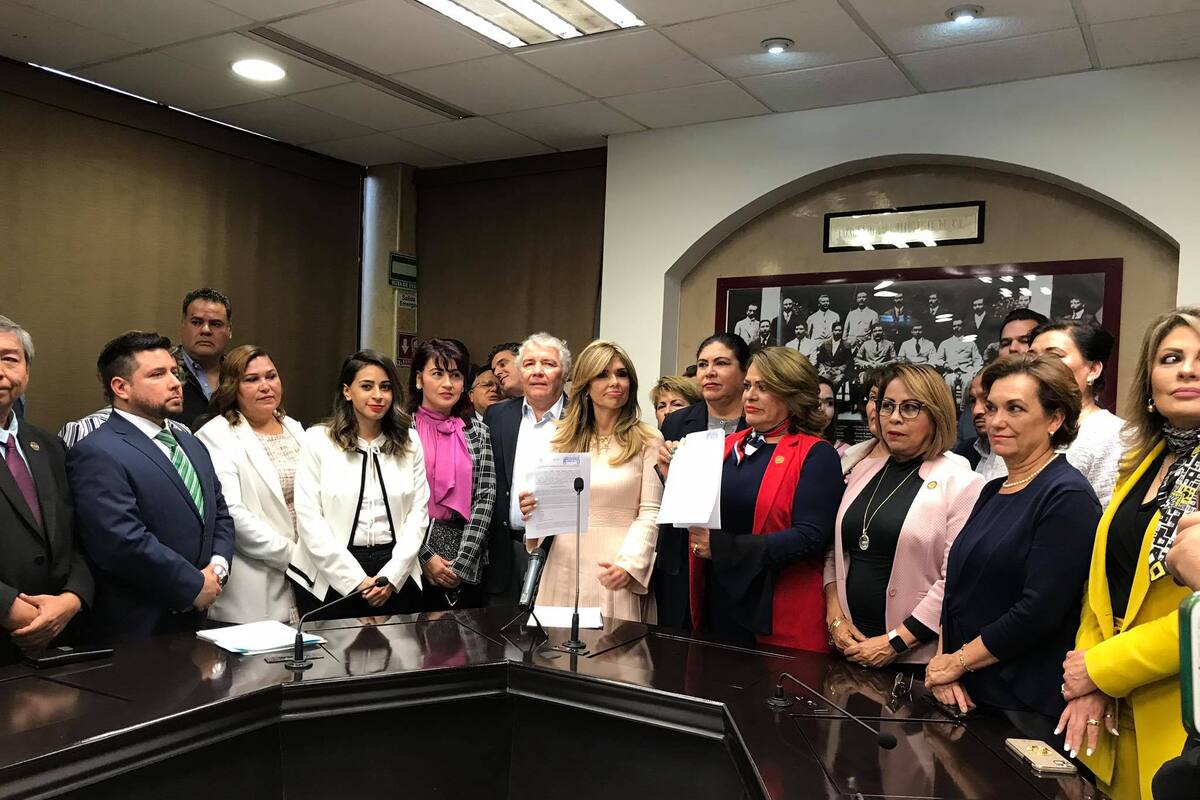 Claudia Pavlovich entrega proyecto de reforma para proteger a mujeres del ciberacoso