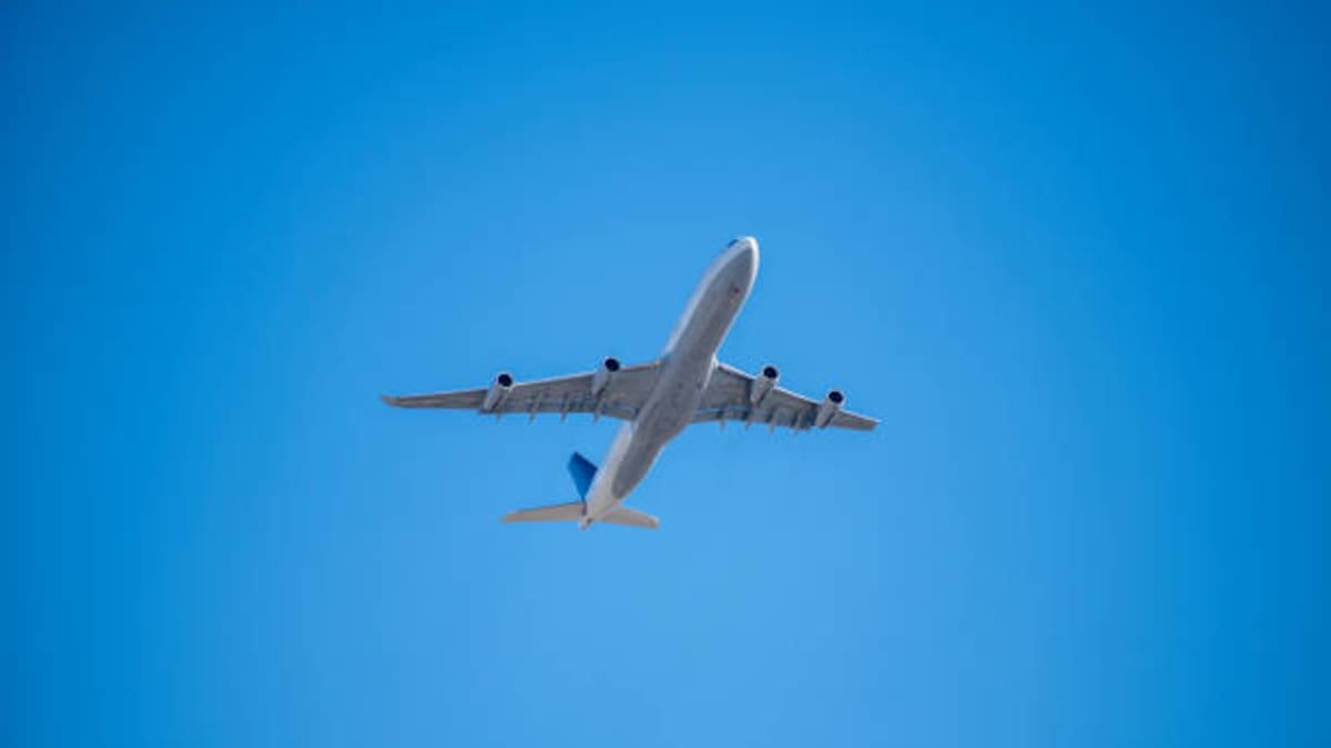 Reportan posible impacto de dron contra avión en su aterrizaje en San Diego