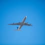 Reportan posible impacto de dron contra avión en su aterrizaje en San Diego