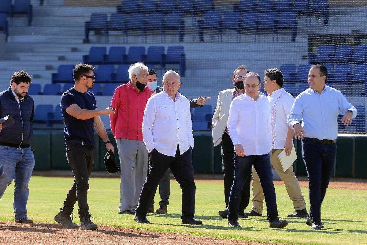 Supervisa AMLO nueva Academia de Beisbol del Héctor Espino