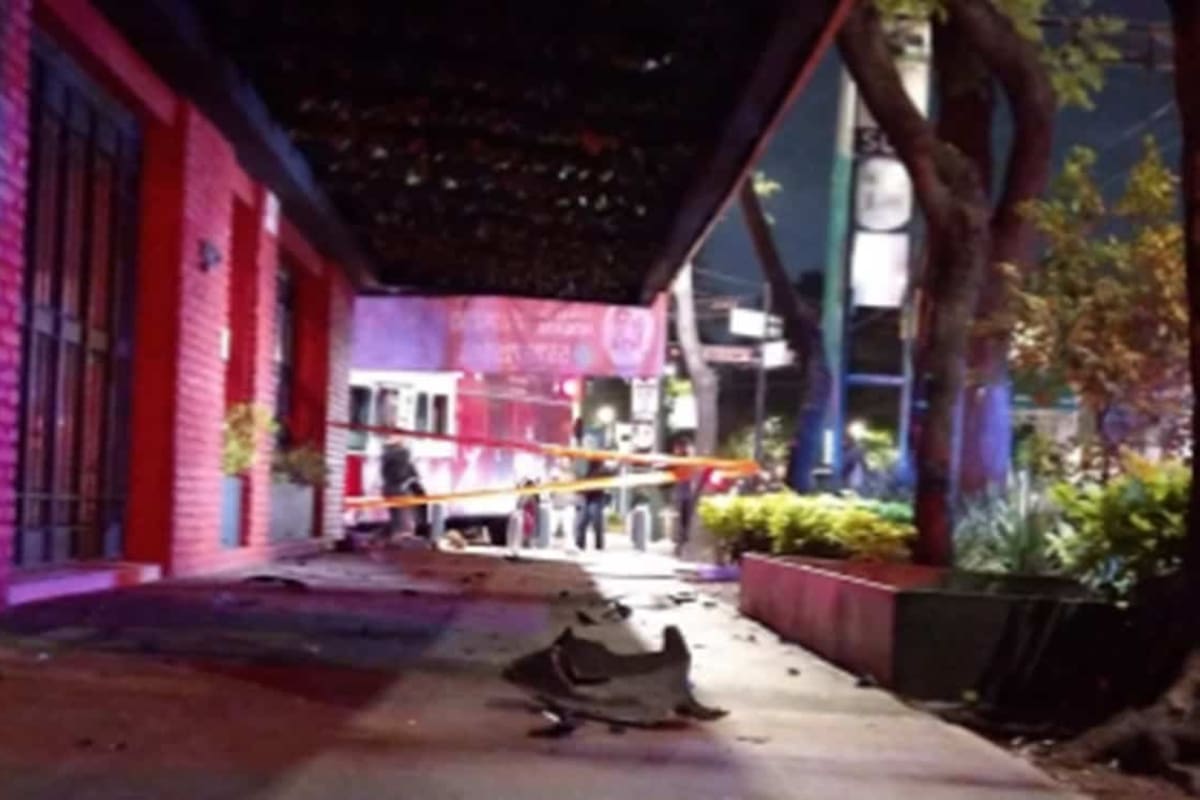 Una persona murió y dos más resultaron heridos luego de que un automovilista estrellara su auto en restaurante de la colonia Roma