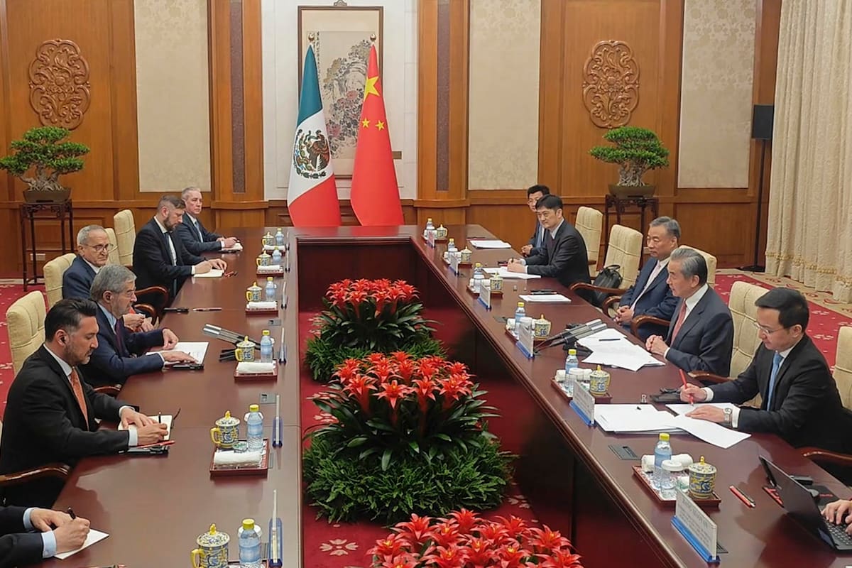 PEKÍN, 14/05/2025.- El canciller mexicano, Juan Ramón de la Fuente (2i), conversa con su homólogo chino Wang Yi (2d), durante la reunión que mantuvieron este miércoles en Pekín, en el marco del IV Foro Ministerial China-Celac. | Crédito: EFE/ Guillermo Benavides