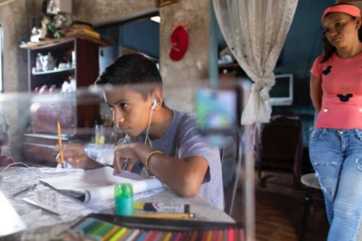 Niño con Asperger vende dibujos en Twitter para que su mamá no salga de su casa y se enferme de Covid