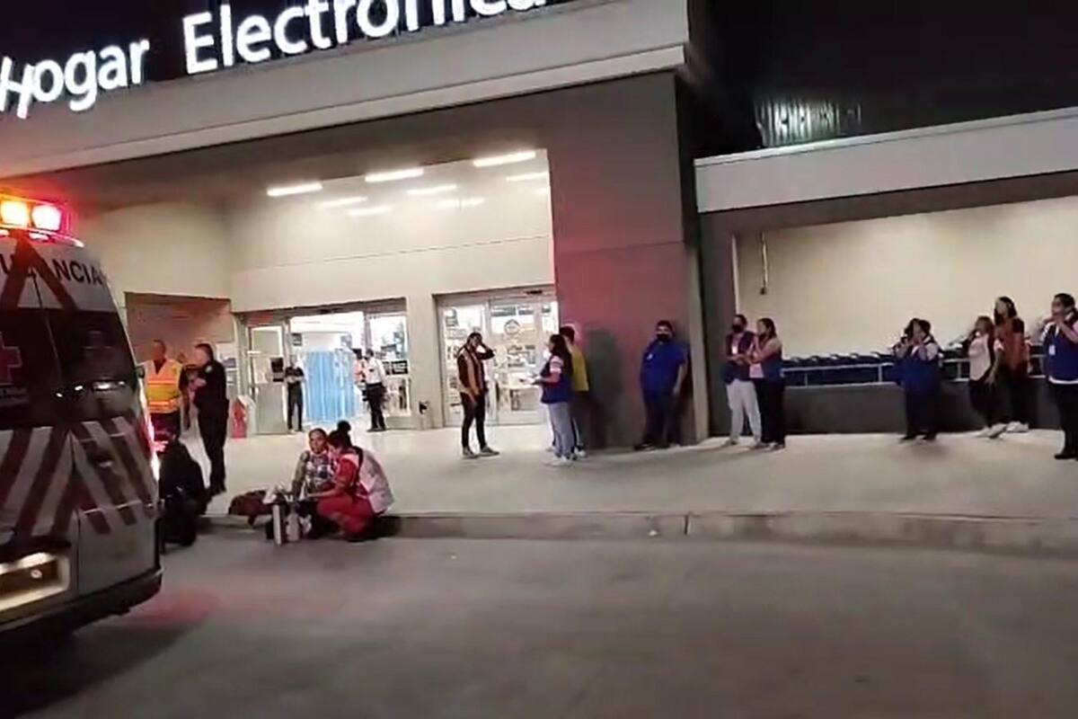 Elementos de Bomberos atienden incendio en Walmart sucursal Progreso