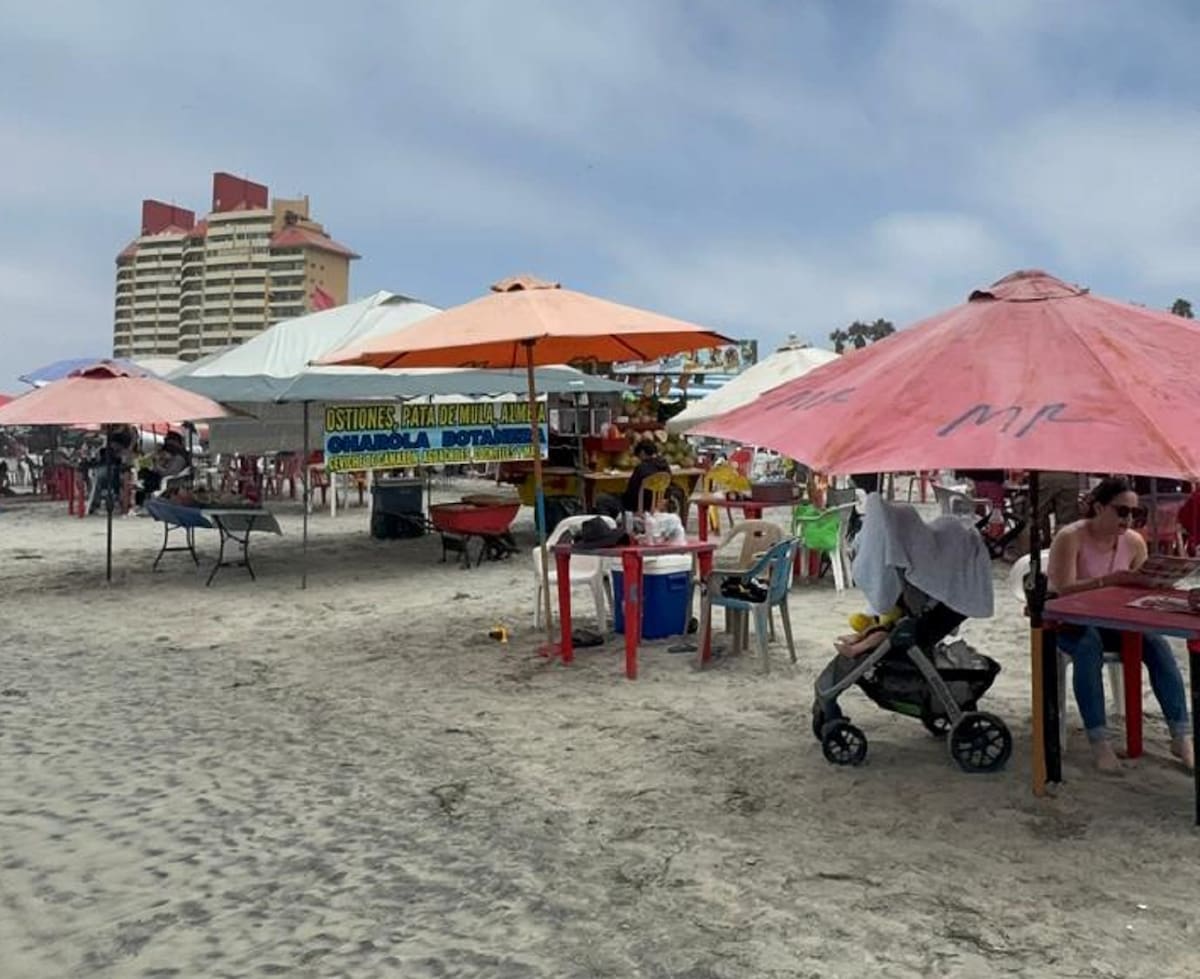 Más de cinco mil personas acudieron este sábado a la playa de Rosarito para refrescarse del calor, mientras salvavidas reforzaron la vigilancia durante la jornada. Foto: Carmen Gutiérrez.