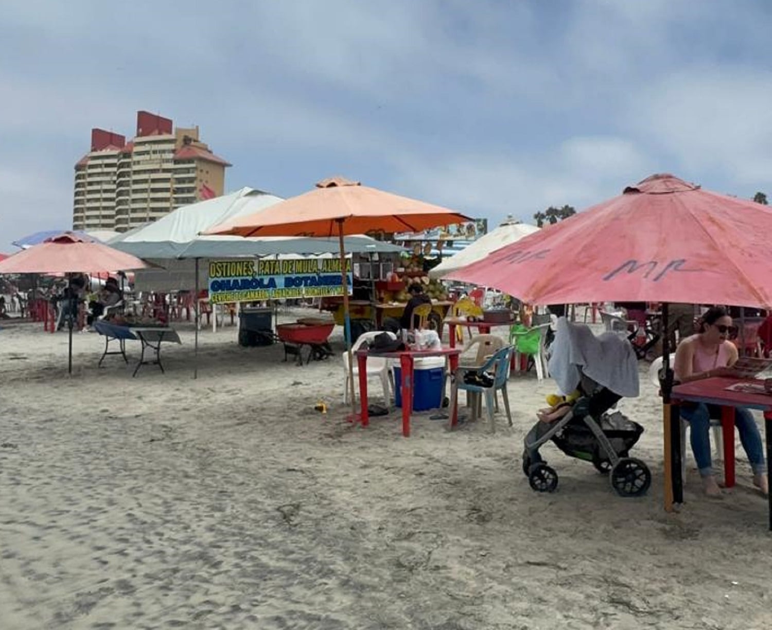 Más de cinco mil personas acudieron este sábado a la playa de Rosarito para refrescarse del calor, mientras salvavidas reforzaron la vigilancia durante la jornada. Foto: Carmen Gutiérrez.