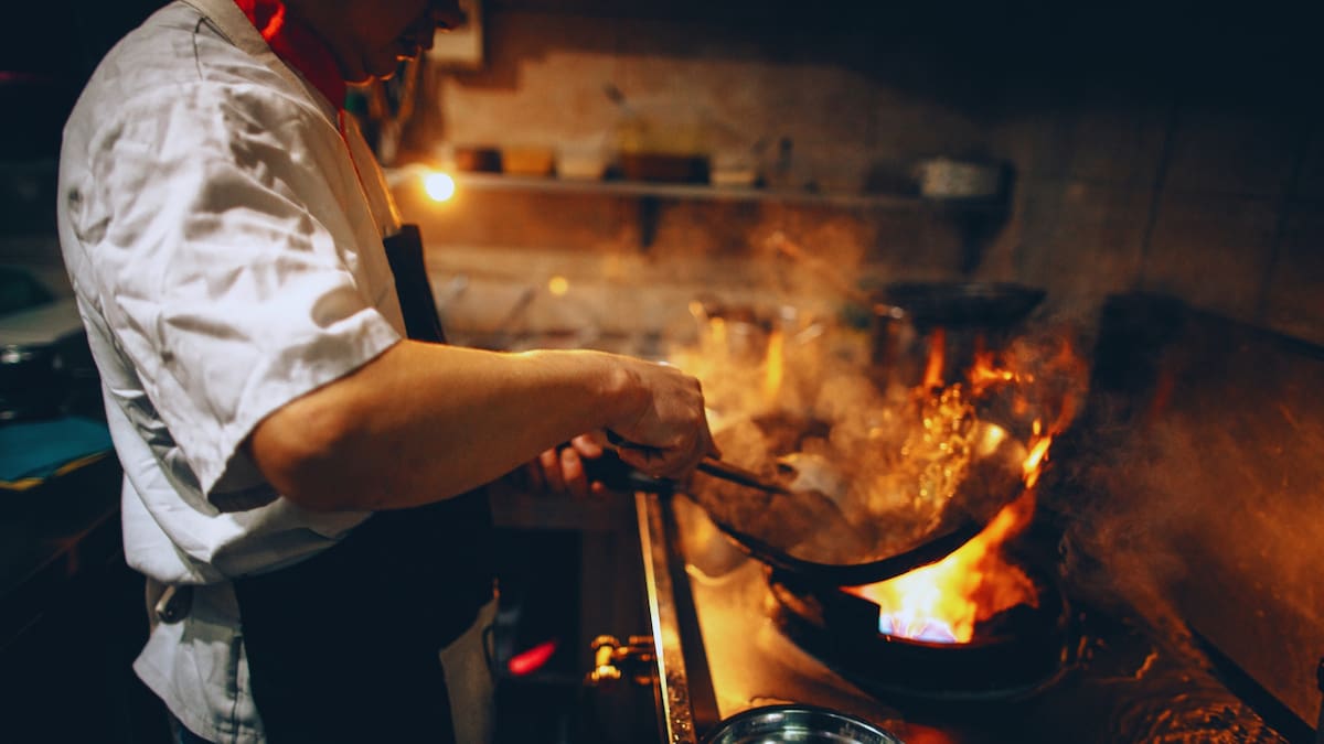 Ya sea en México o en Estados Unidos, quienes se dedican a esta labor desempeñan un papel esencial en restaurantes, hoteles, comedores industriales y cadenas de comida rápida.