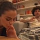 Selena Gomez besa los pies de Benny Blanco en el podcast “Friends Keep Secrets” y genera polémica en redes (VIDEO)