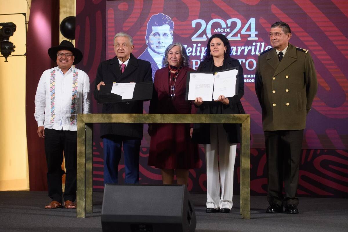 AMLO firma dos reformas en su última mañanera. | Crédito: Presidencia