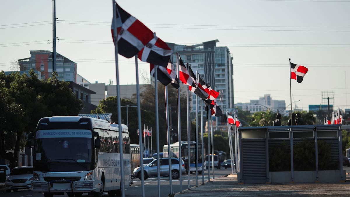 Banderas de República Dominicana en un entorno urbano, símbolo del enfoque nacional hacia el desarrollo de recursos estratégicos minerales. /Reuters