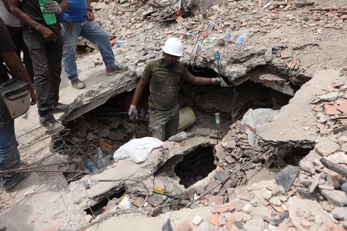 LA GUAIRA, 28 junio, 2026 (Xinhua) Rescatistas trabajan sobre una estructura colapsada tras la ocurrencia de dos terremotos, en Playa Grande, estado La Guaira, Venezuela, el 28 de junio de 2026. (Xinhua/Str) (ms) (ah) (da)