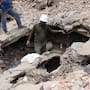 Luego de 6 días bajo escombros, rescatan a un niño de 3 años en Venezuela donde los terremotos han dejado casi 2 mil muertos