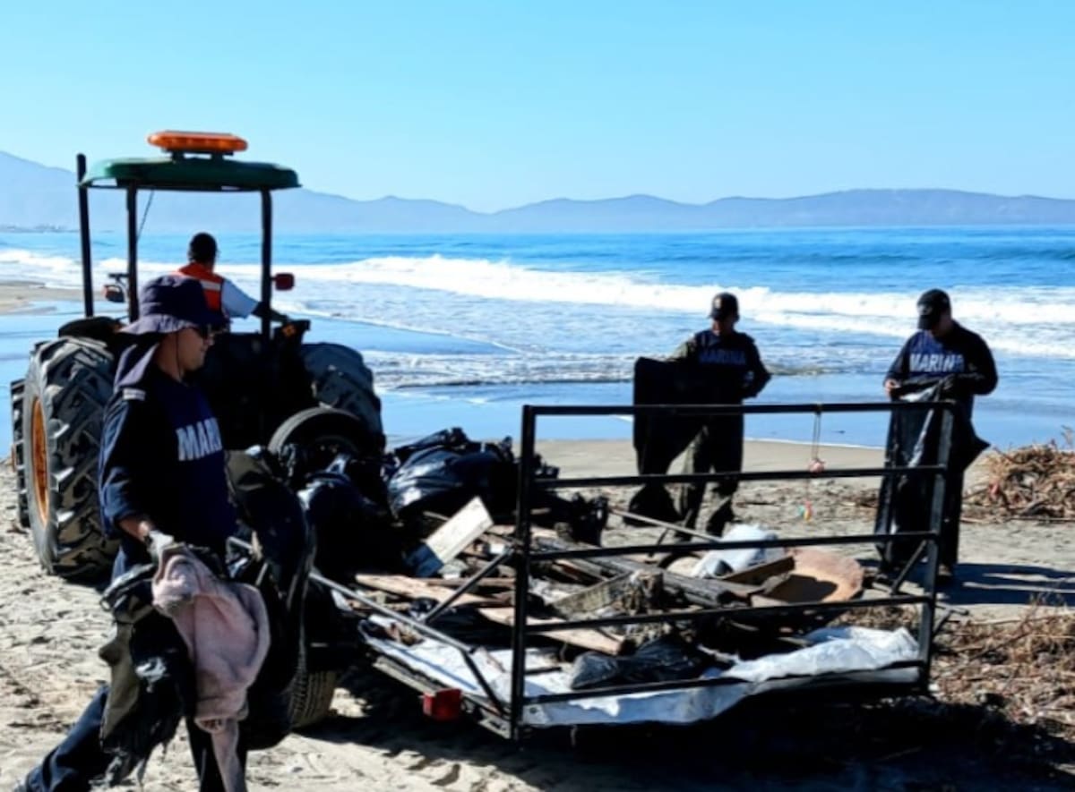 La marea alta arrastró residuos a Playa Pacífica y playa Conalep, en Tijuana, donde personal de Zofemat y de la Secretaría de Marina retiró cuatro toneladas de basura en una jornada de limpieza. Foto: Cortesía