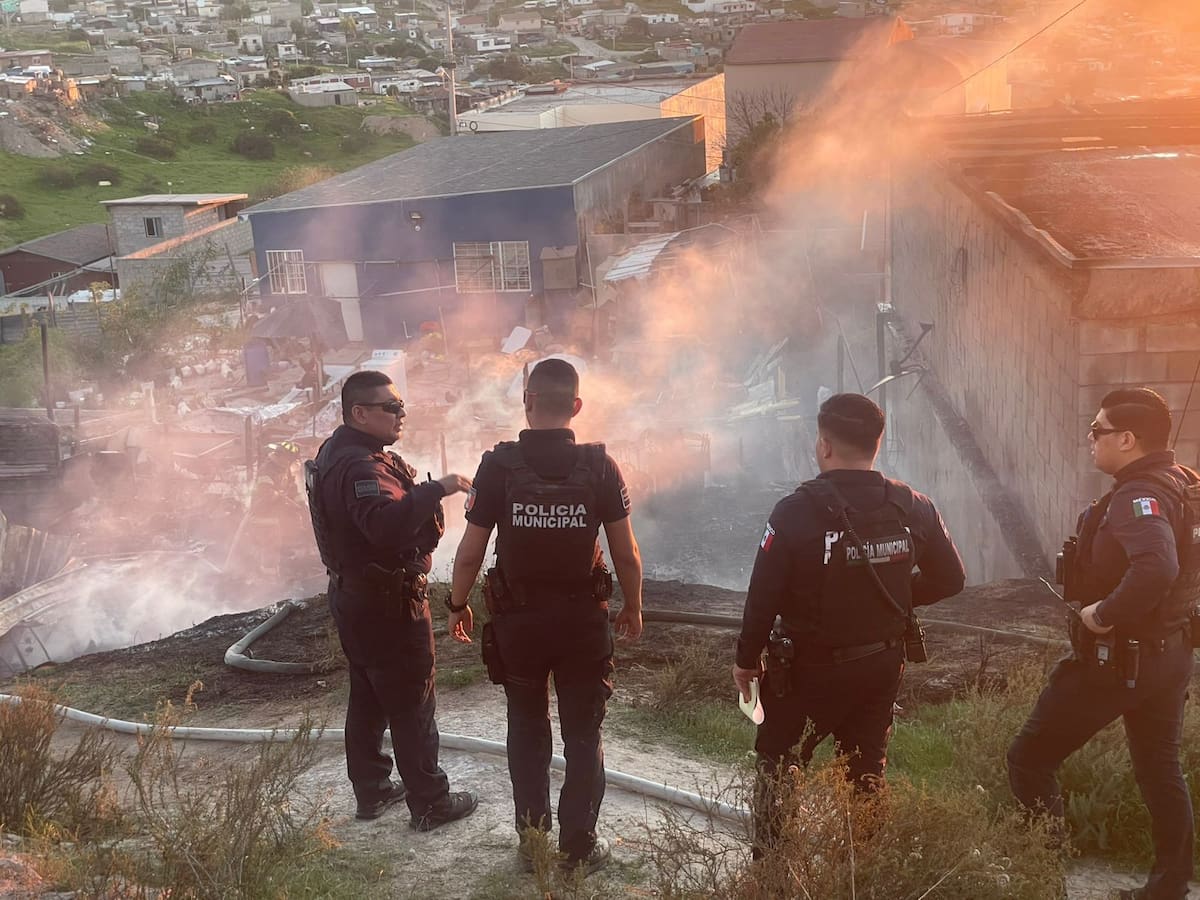 Un incendio registrado en la colonia Los Ramos consumió en un 80% una vivienda y una vagoneta.