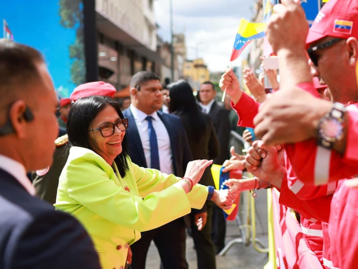 Delcy Rodríguez asume la presidencia de Venezuela y encara a EE. UU. tras el traslado de Maduro a Nueva York