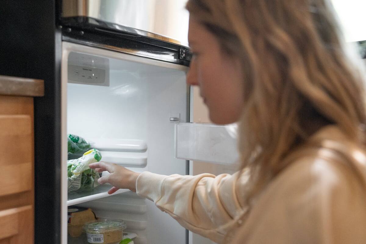 El refrigerador es el electrodoméstico que más energía gasta, por lo que el truco para ahorrar luz tiene relación con él