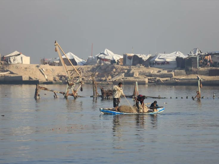 “Cada vez que levantaba la cabeza o decía una palabra, me golpeaban”: el testimonio de un pescador de Gaza que evidencia la destrucción sistemática del sector pesquero bajo el bloqueo naval israelí