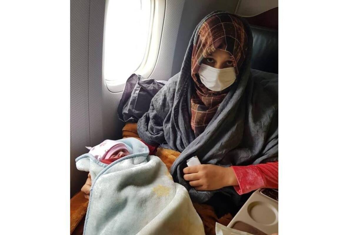 Afgana da a luz en vuelo de evacuación hacia Reino Unido sin ayuda de médico