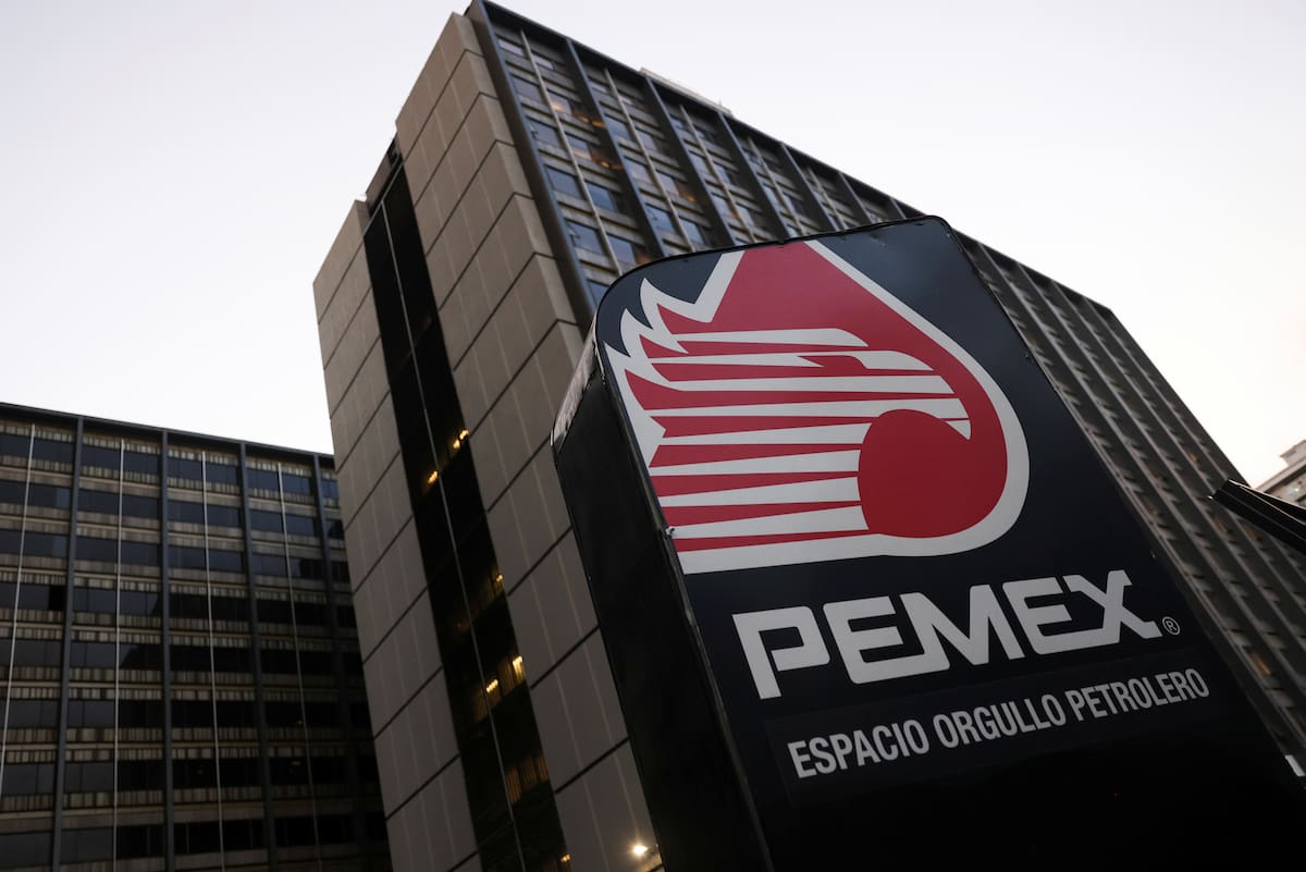 Imagen de archivo. El logotipo de la petrolera estatal mexicana Pemex se muestra en su sede en la Ciudad de México. 21 de febrero de 2022. REUTERS/Edgard Garrido